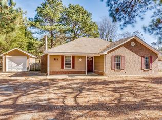 292 Meadowview Dr, Elmore, AL 36025