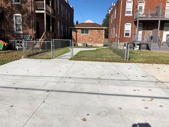 3rd image of 4374 Chouteau Ave