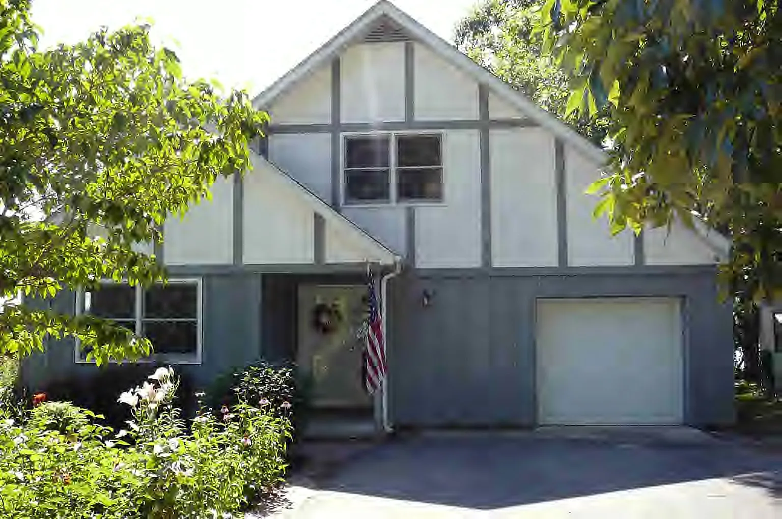 110 Lakeside Dr photo 1