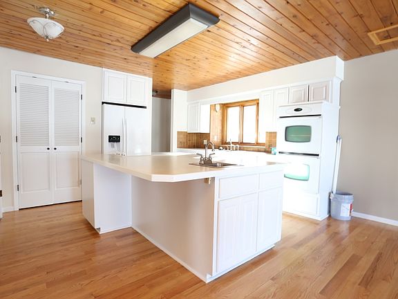 2nd image of 13509 Clinton Pl