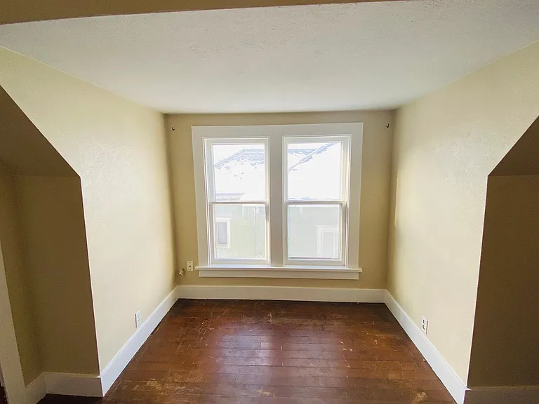 821 S 3rd St W #UPSTAIRS — Photo 4