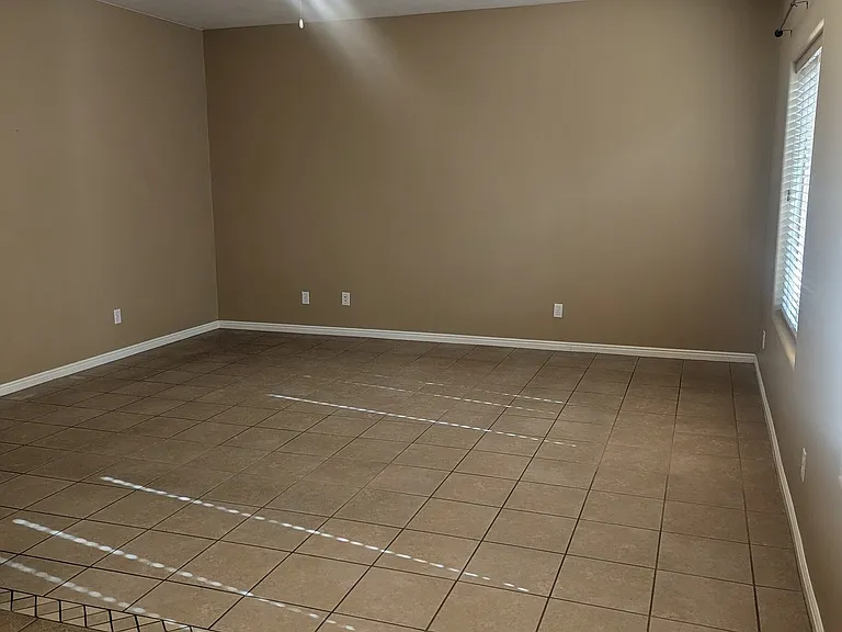 372 Megan Cir — Photo 4