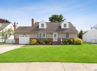 7 Cornwall Ln, Hicksville, NY 11801