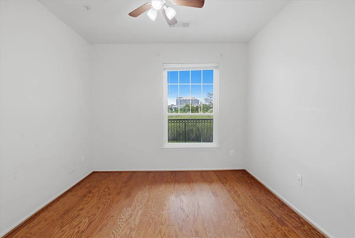 1 bed, 1.0 bath, 998 sqft, $1,900 — Photo 3