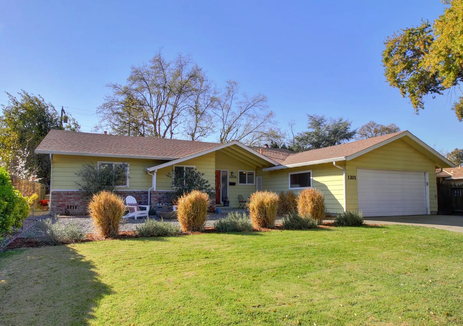 Great Central Davis 3 bedroom 2 bath home — Photo 1
