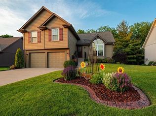 1021 SW Crossing Dr, Lees Summit, MO 64081