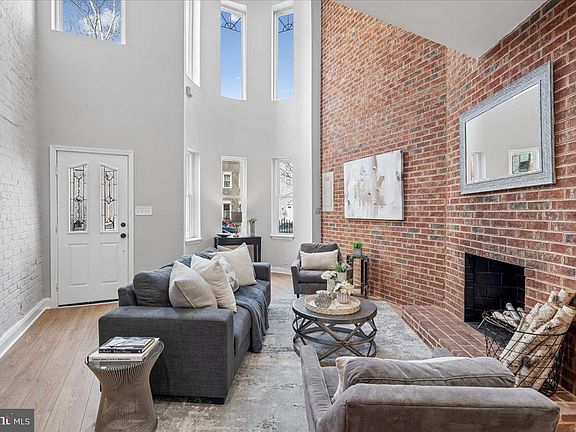 4th image of 817 4th St NE