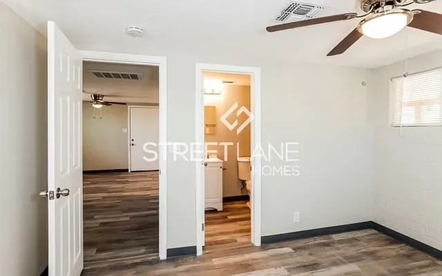 1402 W Mercer Ln #2 — Photo 7