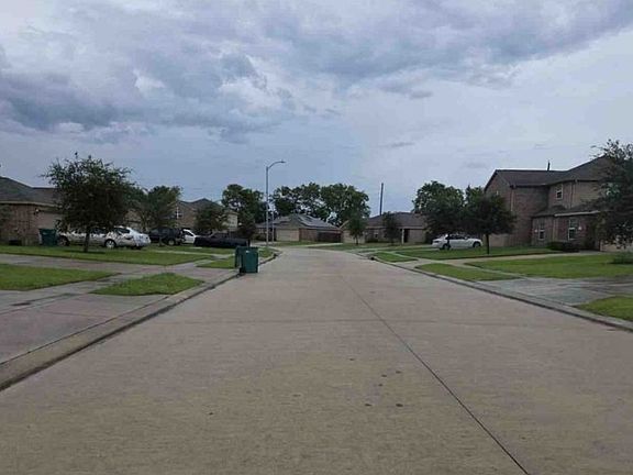 Exterior Neighborhood (street photo)