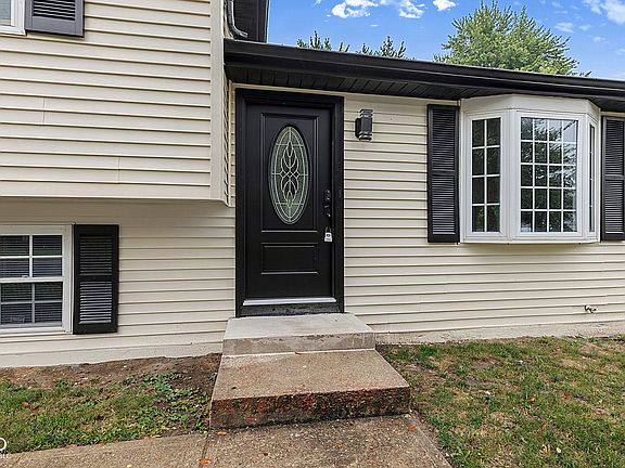 5th image of 921 Waring Dr E