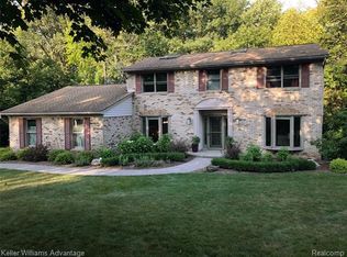 575 Longford Dr, Rochester Hills, MI 48309