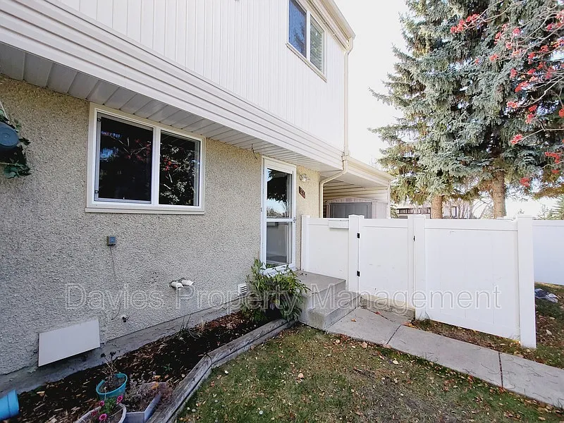 20 Woodvale Vlg NW — Photo 4