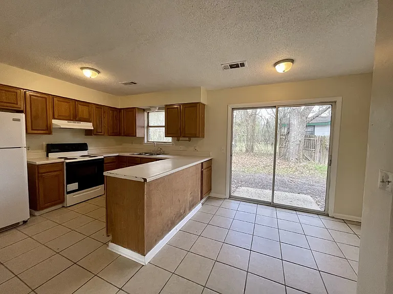 115 Hardwick Rd — Photo 3