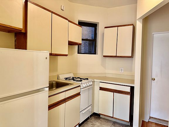 4th image of 414 E 83rd St APT 4R