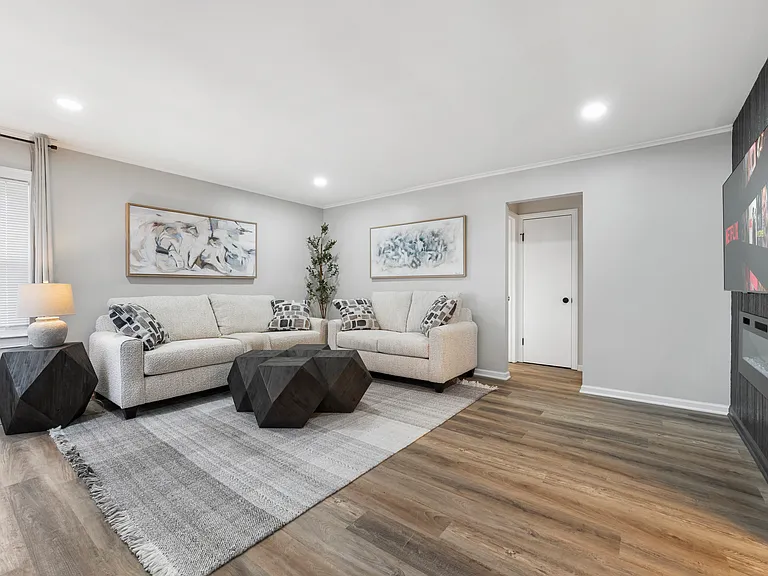 2842 Pearl Ave — Photo 3