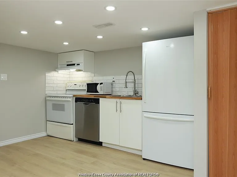 935 Langlois Ave #LOWER — Photo 16