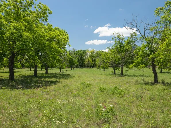 10 Baj Ln, Fredericksburg, TX 78624