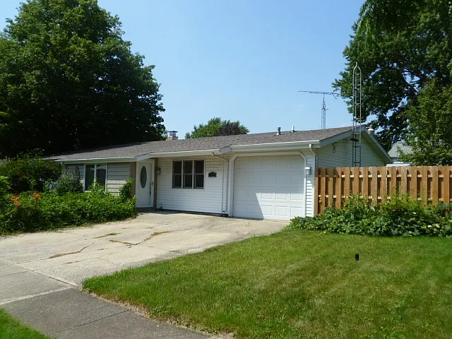 1529 Glenlake Dr photo 1