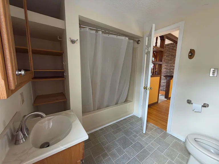 246 E Mason St — Photo 12