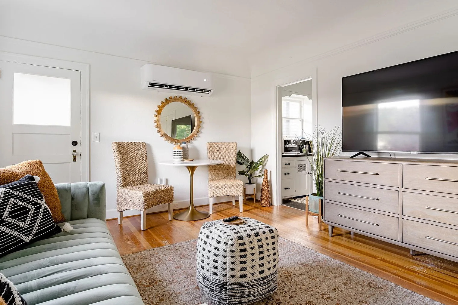 1 bed, 1.0 bath, 559 sqft, $2,252 — Photo 1