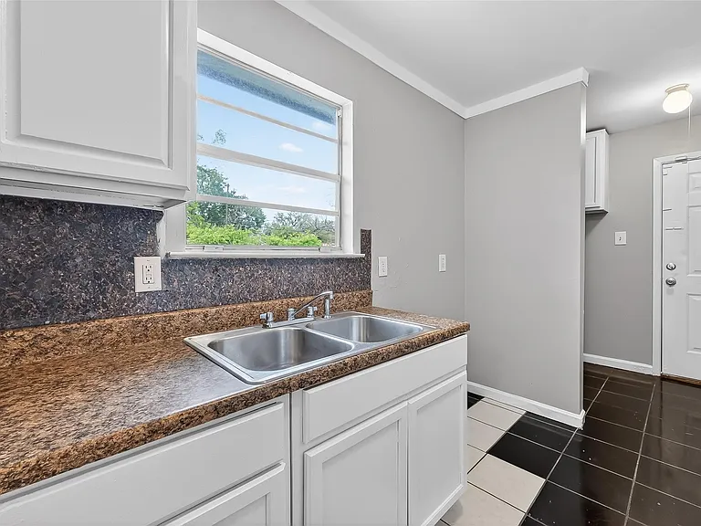 2446 Mayview Dr — Photo 16
