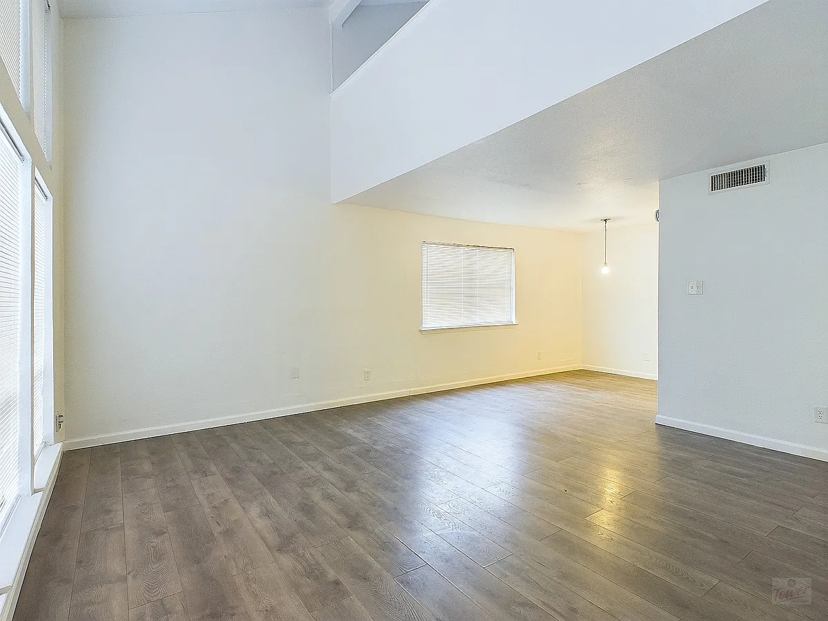Building Photo - 2124 Burton Dr