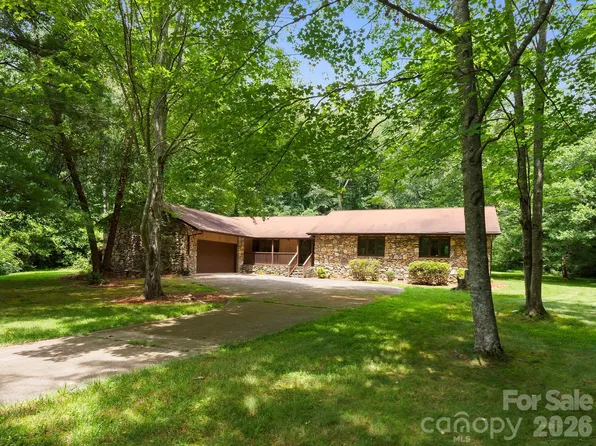 3 High Meadows Dr, Candler, NC 28715