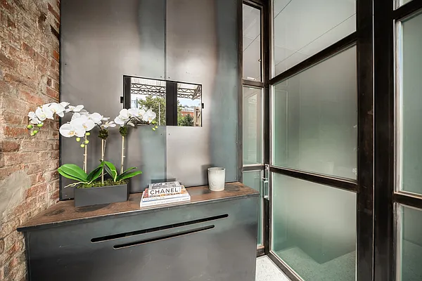 Sold by Compass | media 21