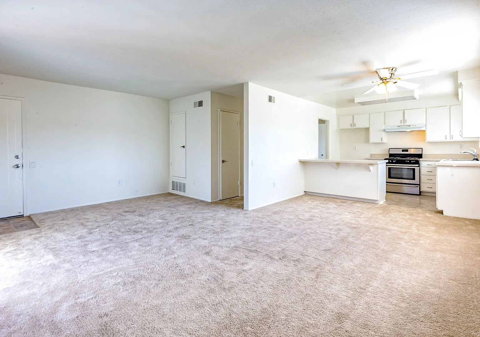 Large Upstairs 1 Bedroom. Private Garage With Auto Opener. Lots Of Storage! — Photo 1