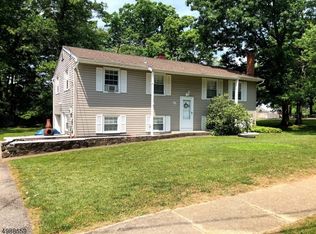 41 Summit Rd, Oak Ridge, NJ 07438