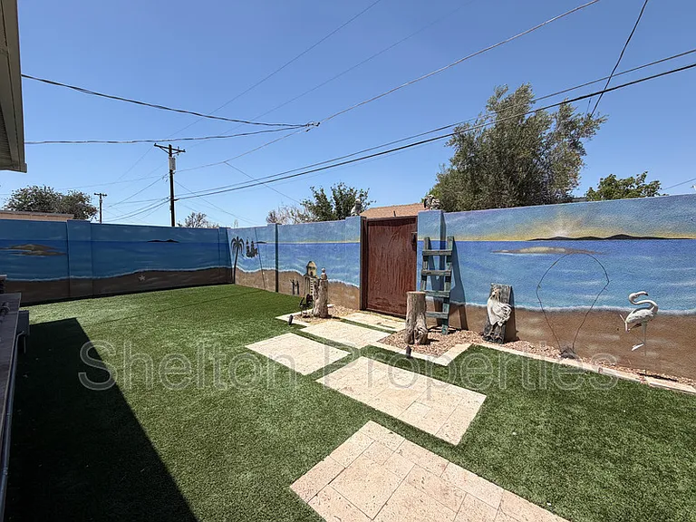 2514 E Fairmount Ave — Photo 43