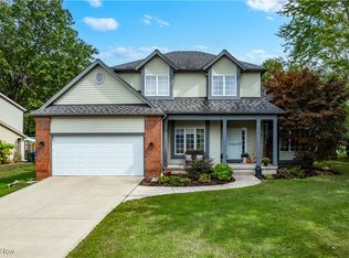 9757 E Northwood Dr, Olmsted Falls, OH 44138