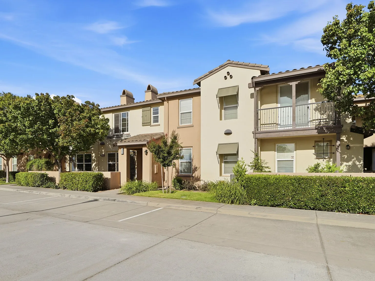 3 bed, 2.5 bath, 1576 sqft, $2,450 — Photo 2