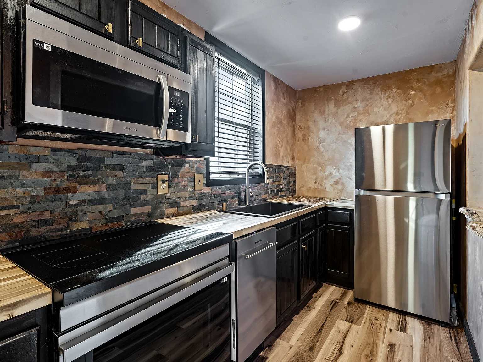 2 bed, 1200 sqft, $3,000 — Photo 4