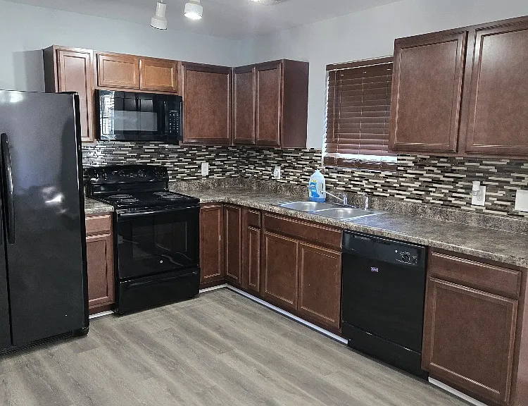 2606 Honeysuckle Dr — Photo 2