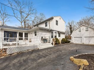 10 Columbine Ave, Hampton Bays, NY 11946