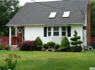 391 Sleepy Hollow Dr, Shirley, NY 11967