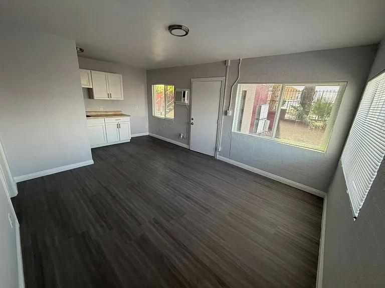 221 W New York Ave — Photo 5