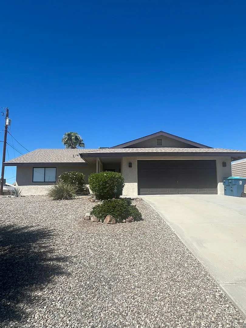 Remodeled 3 Bedroom 2 Bathroom Home — Photo 1