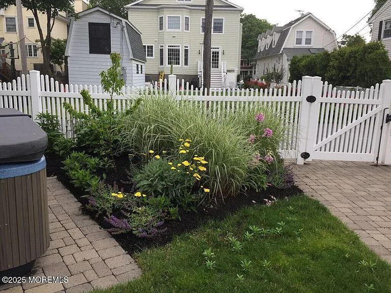 330 Sylvania Ave — Photo 41