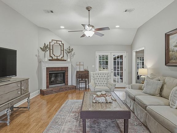 4th image of 164 Ambleside Dr