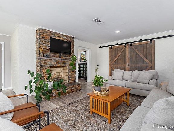 3rd image of 815 Evans Dr