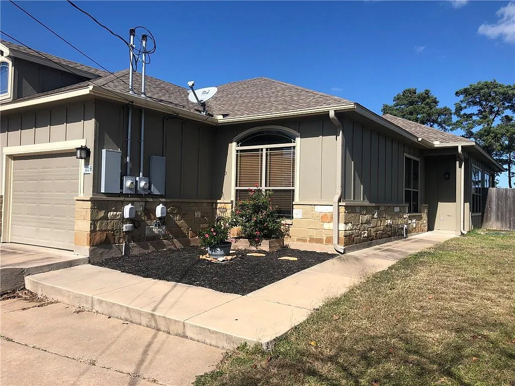 3 bed, 2.0 bath, 1300 sqft, $1,700 — Photo 2