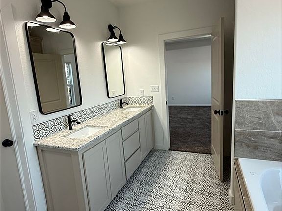 4th image of 358 Weaver Way