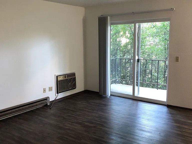 735 NE Maple St — Photo 3