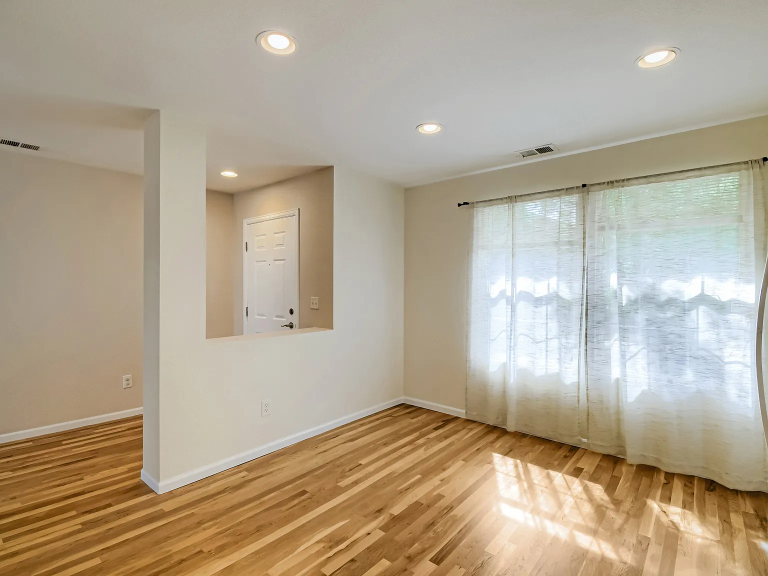 2 bed, 1093 sqft, $2,145 — Photo 4
