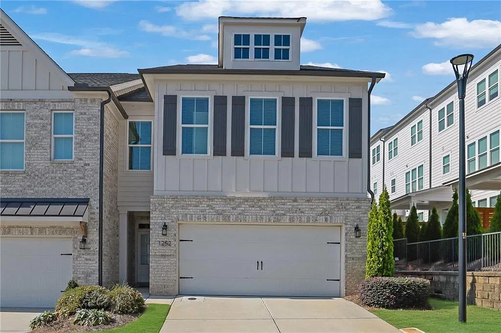4 bed, 3.5 bath, 3400 sqft, $2,800 — Photo 1
