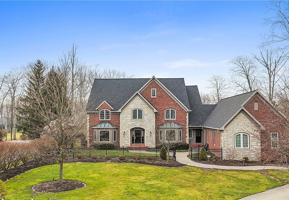 1st image of 379 Glengarry Dr