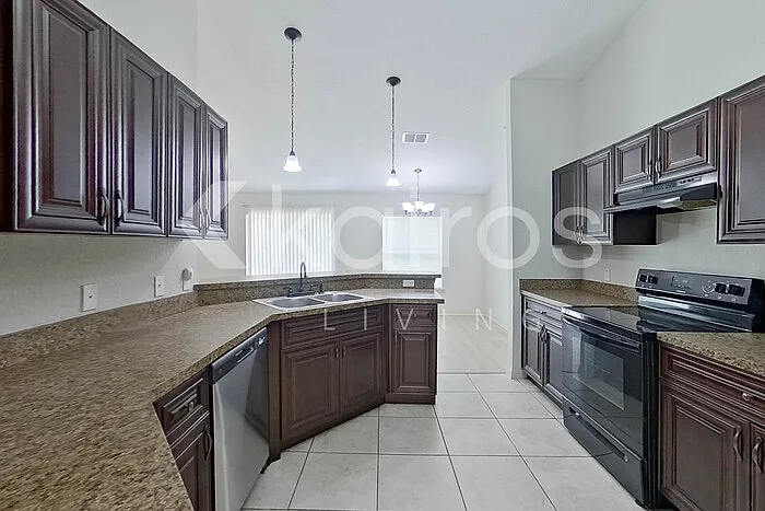 4 bed, 2.0 bath, 1747 sqft, $2,045 — Photo 3