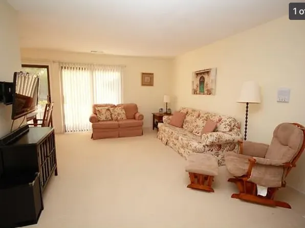 402 Pinetree Ln, Schaumburg, IL